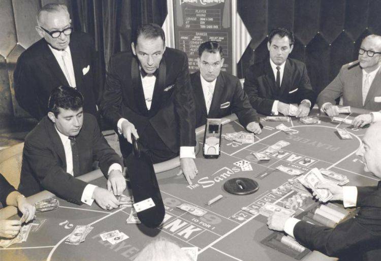 Фрэнк Синтра играет в баккара в Лас-Вегасе